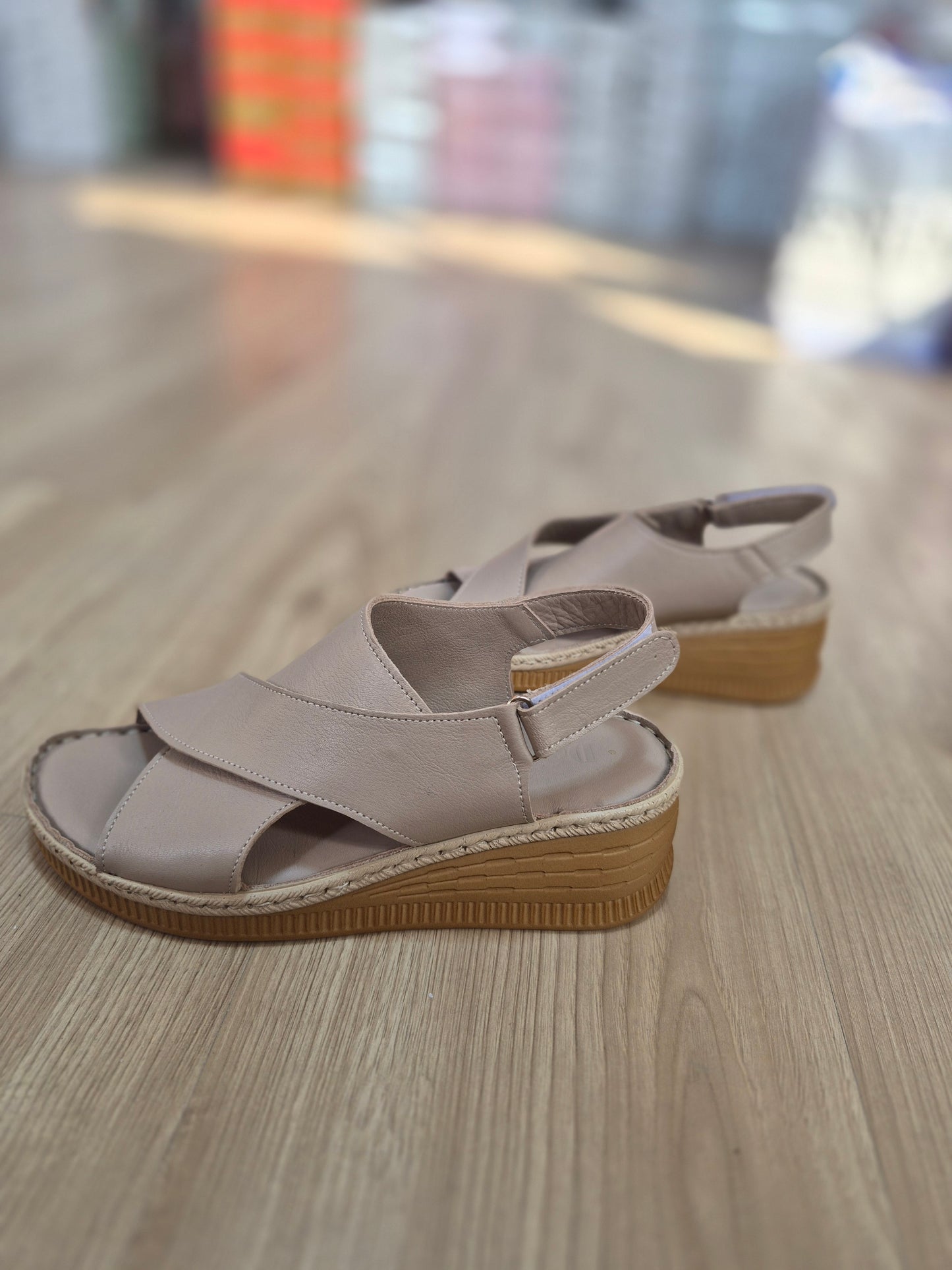 Deri ortopedik tabanlı taş rengi çarpraz model sandalet