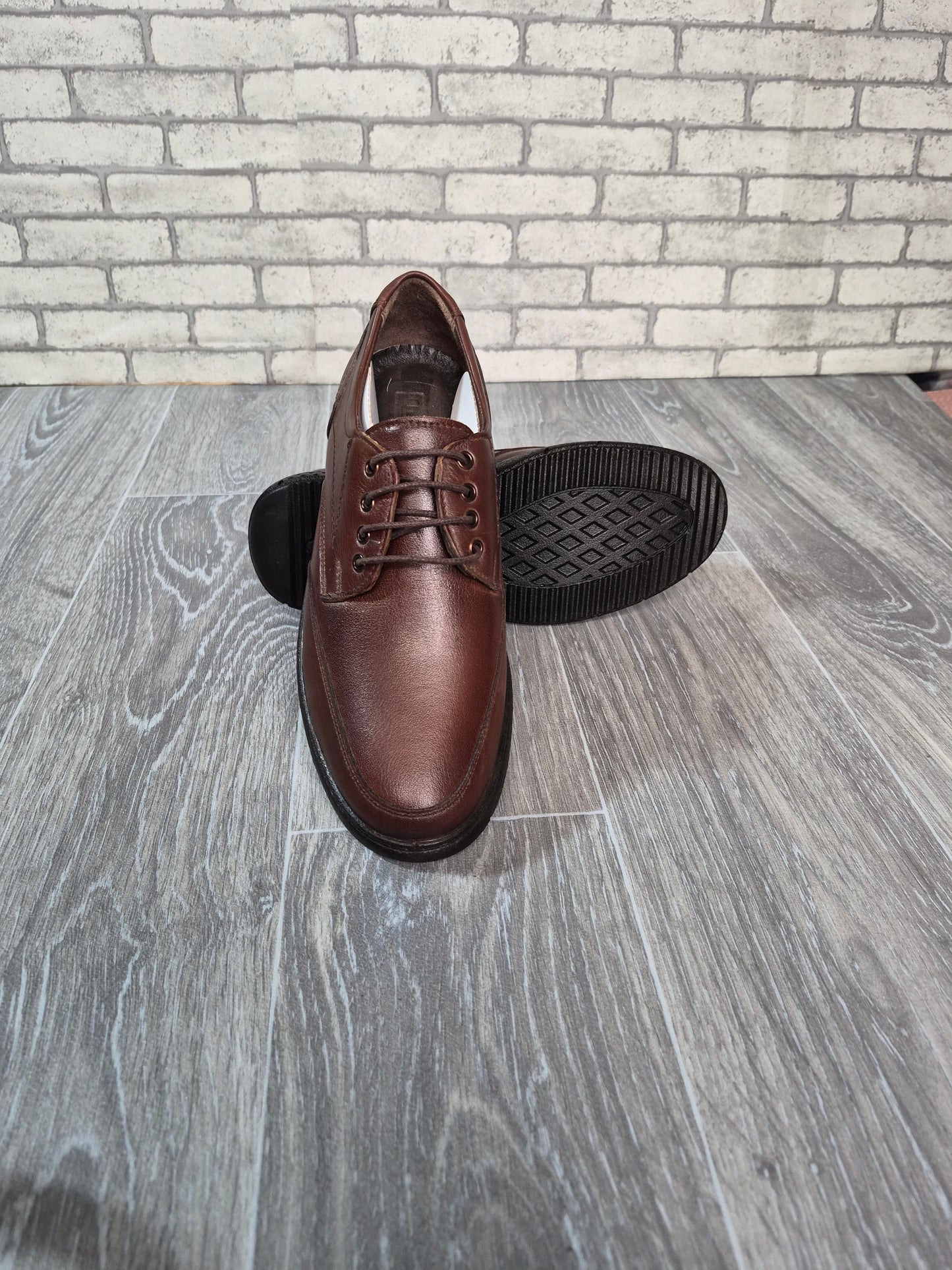 Koyu kahverengi deri erkek ayakkabı