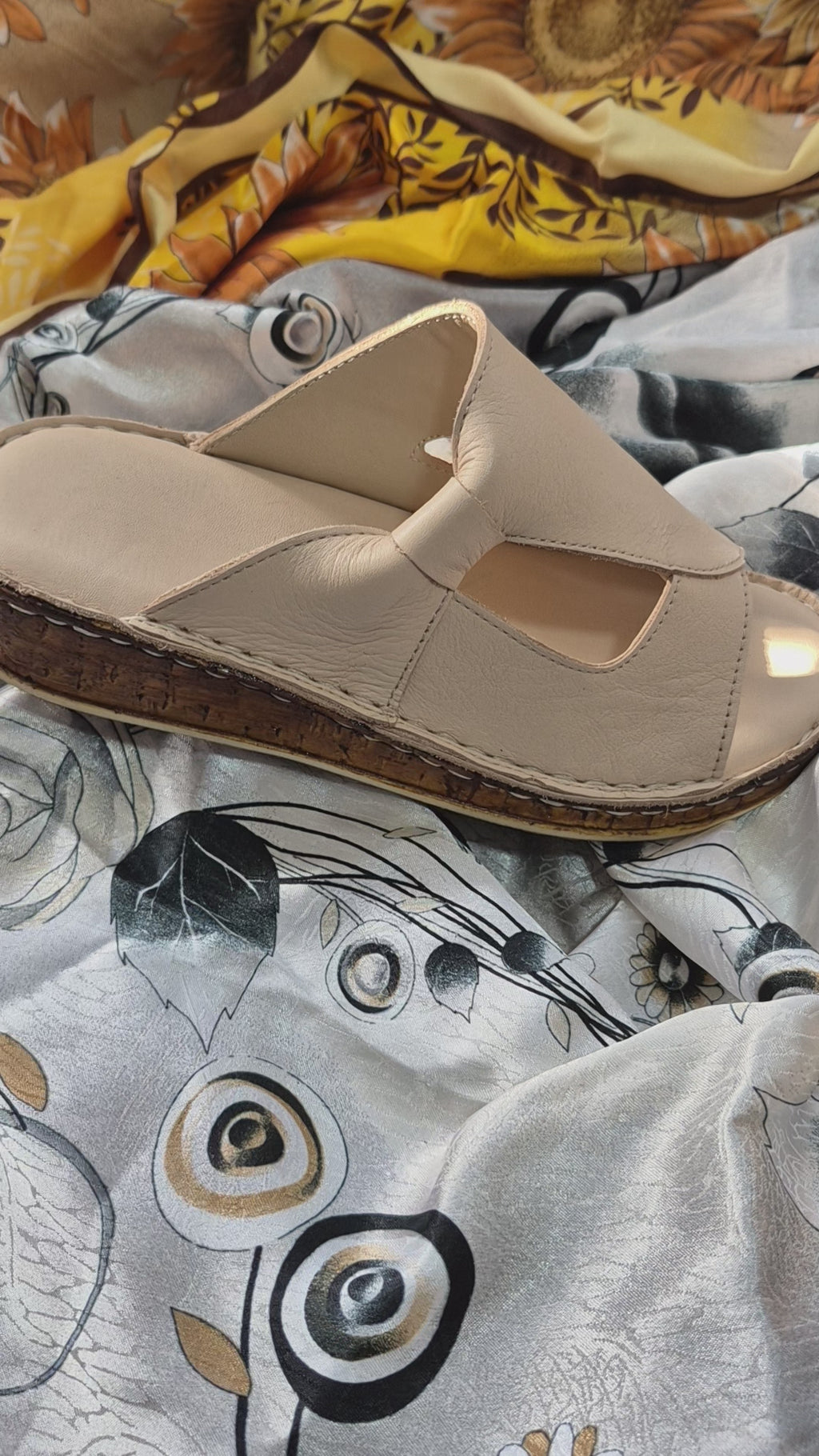 Krem (Kelebek Model) Ortopedik Tabanlı Kadın Deri Terlik