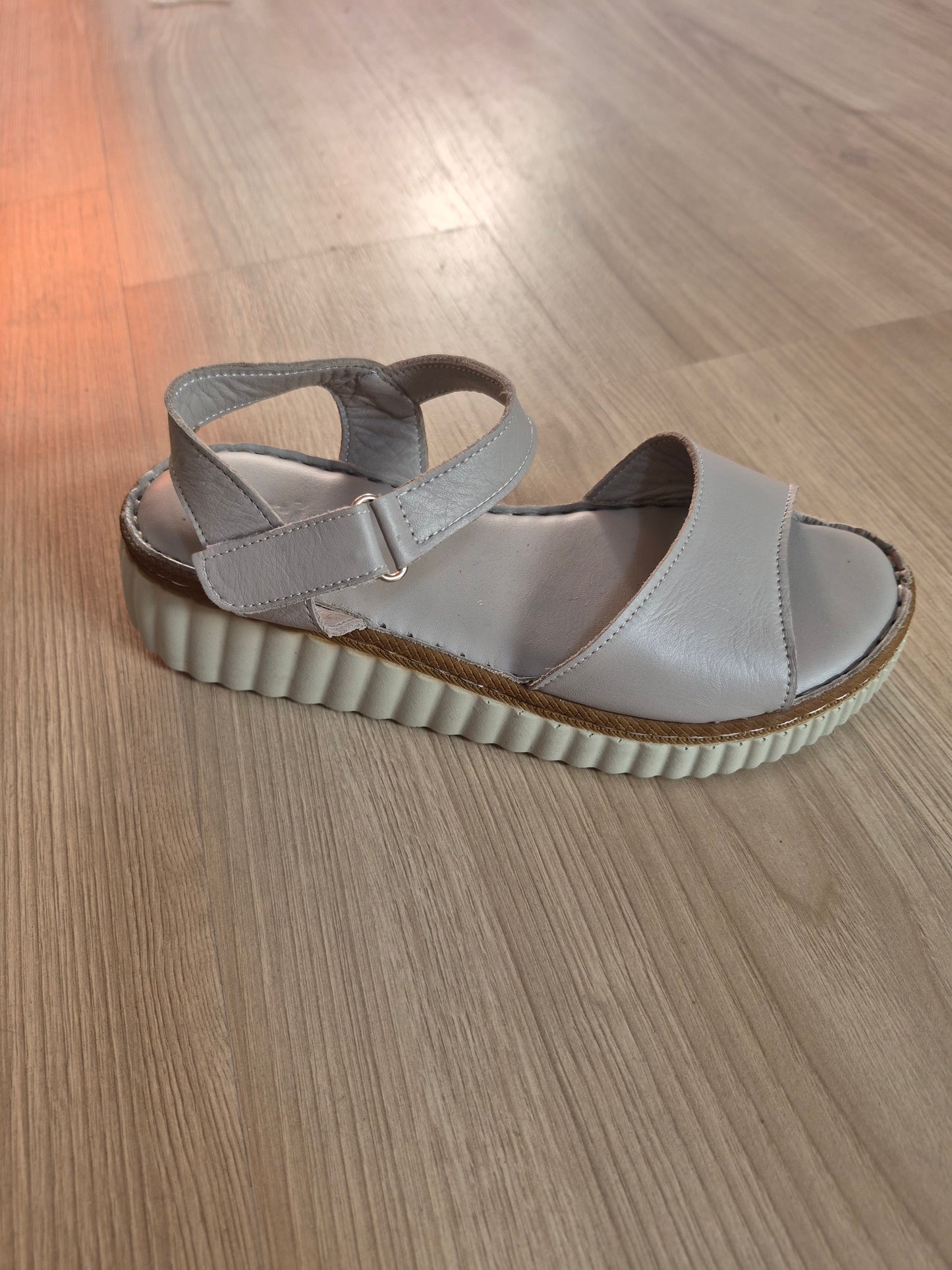 Taş rengi (düz model) ortopedik tabanlı deri kadın sandalet