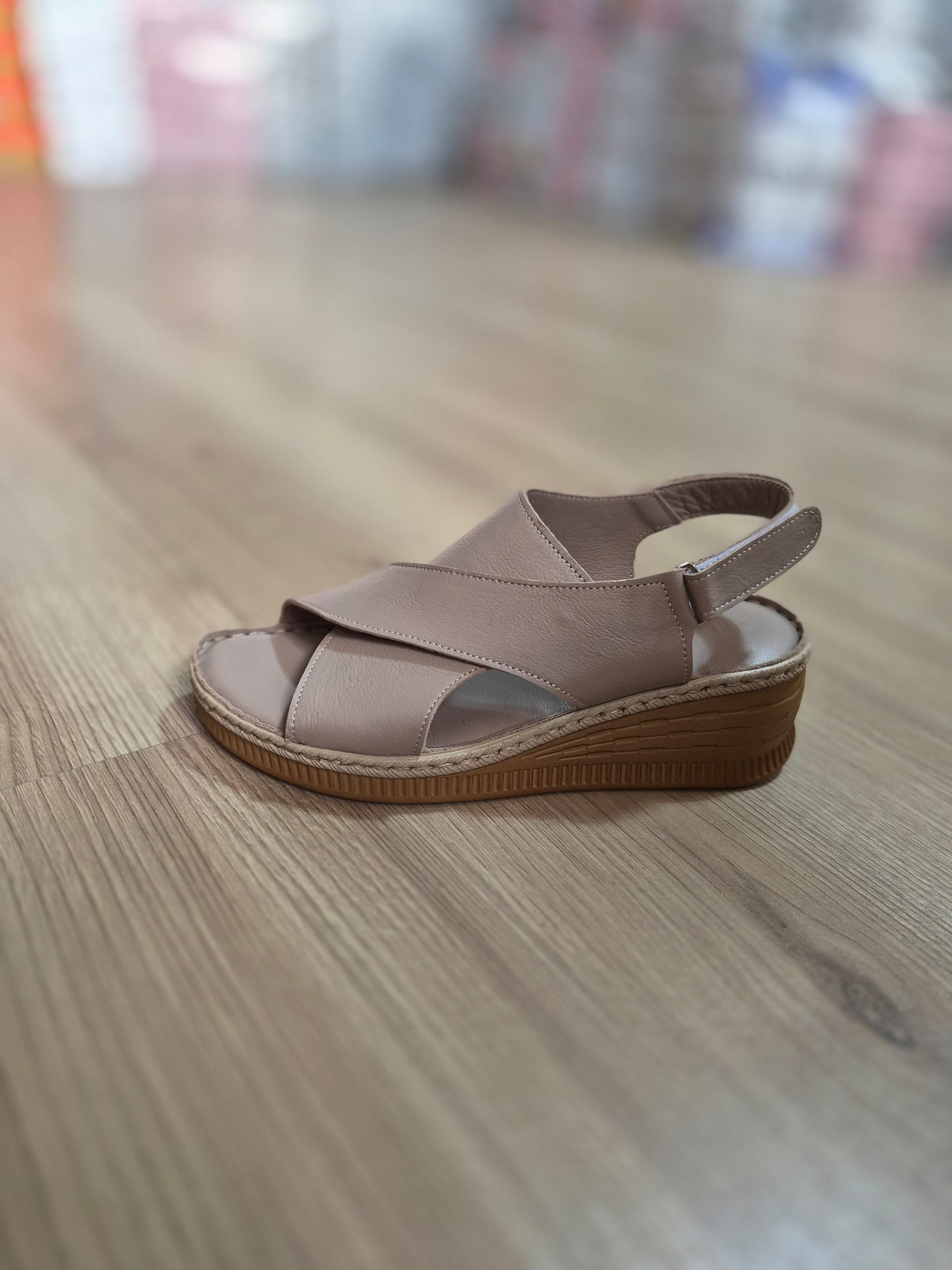 Deri ortopedik tabanlı taş rengi çarpraz model sandalet