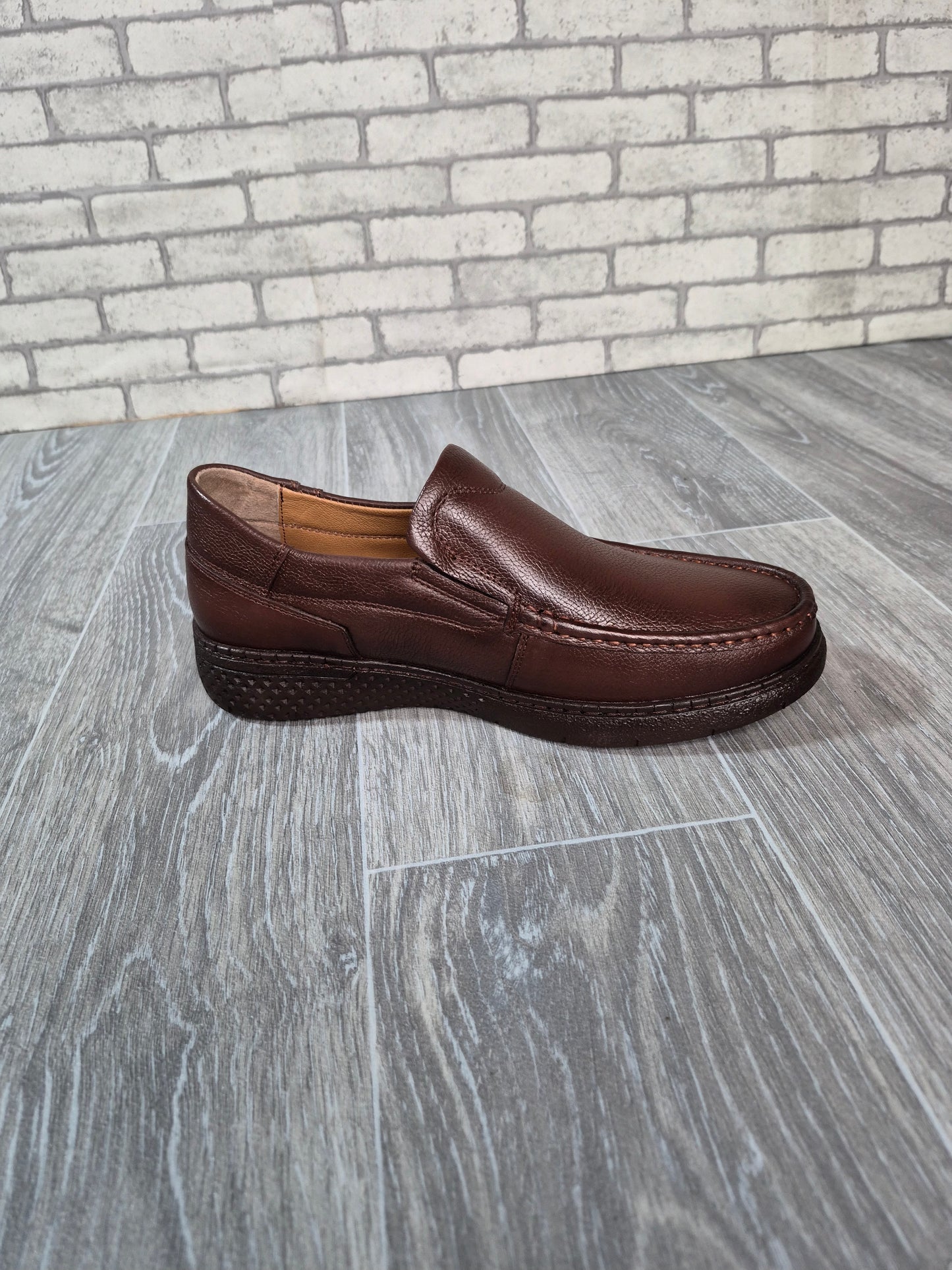 Koyu kahverengi klasik erkek ayakkabı