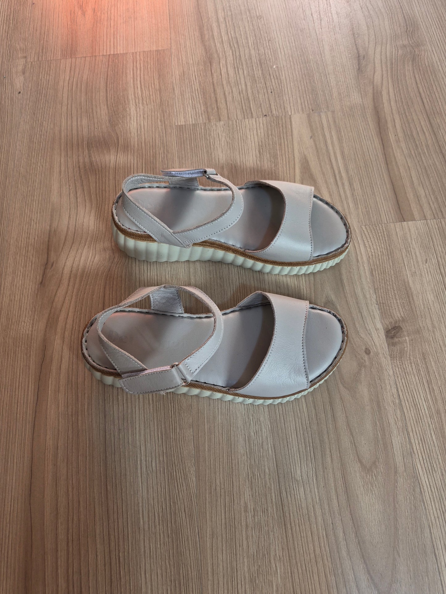 Taş rengi (düz model) ortopedik tabanlı deri kadın sandalet