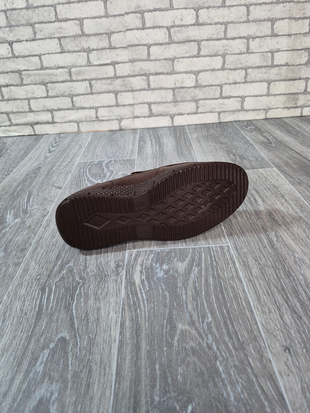 Koyu kahverengi klasik erkek ayakkabı
