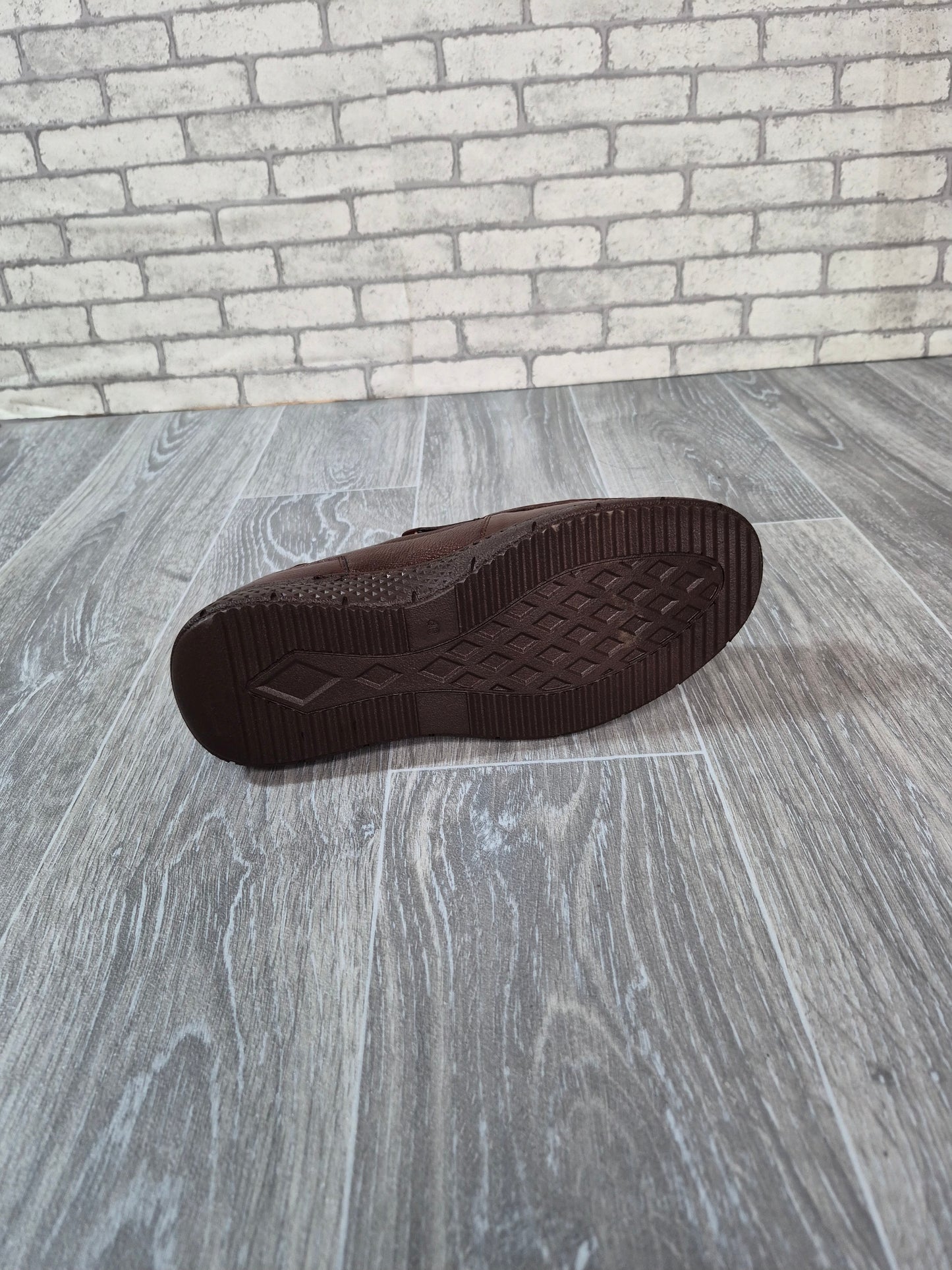 Koyu kahverengi klasik erkek ayakkabı