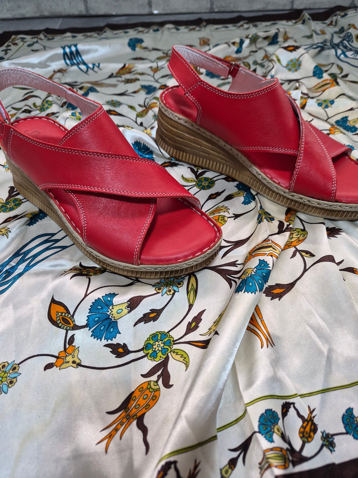 Kırmızı (çarpraz model) deri kadın sandalet