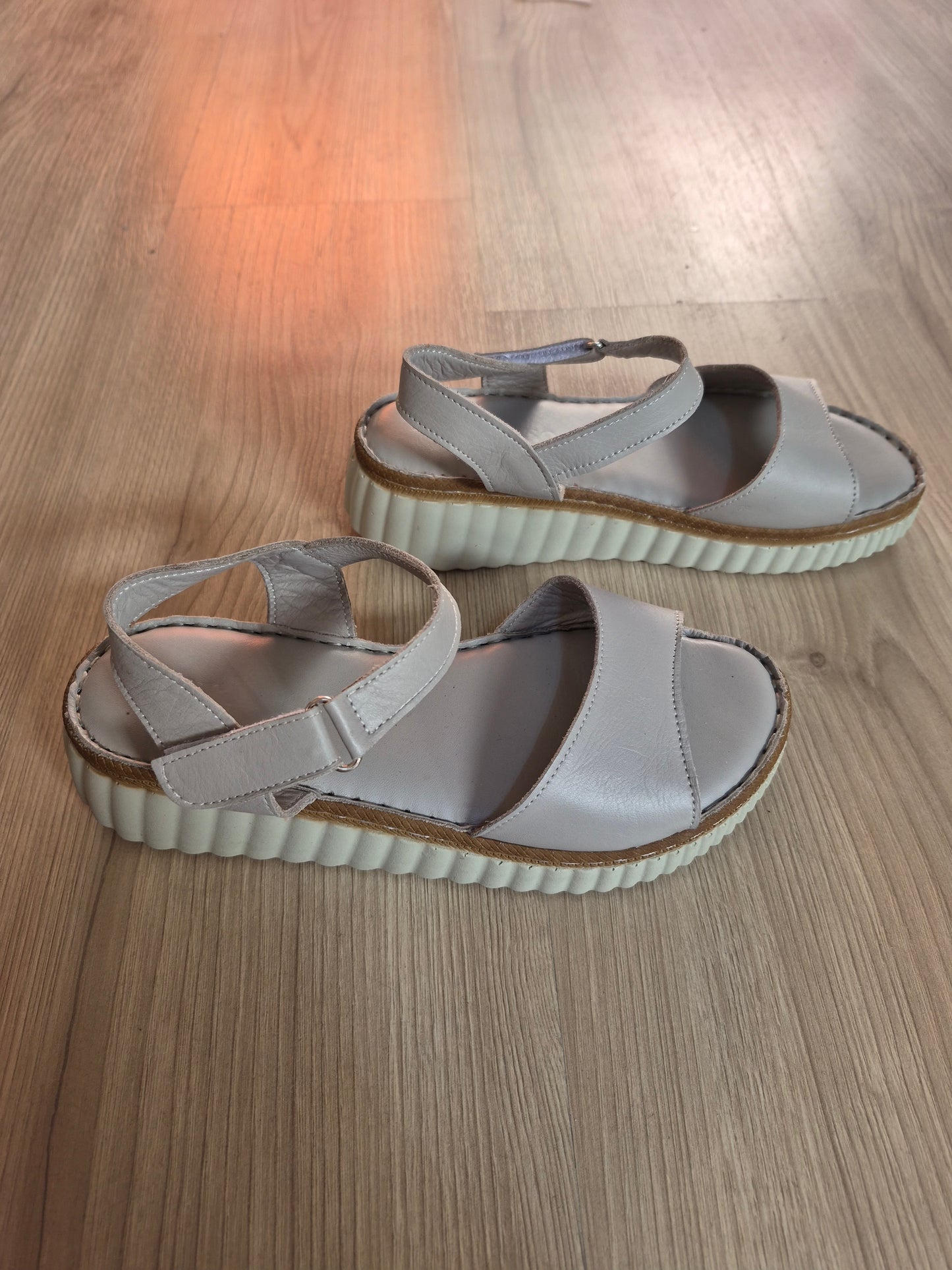 Taş rengi (düz model) ortopedik tabanlı deri kadın sandalet