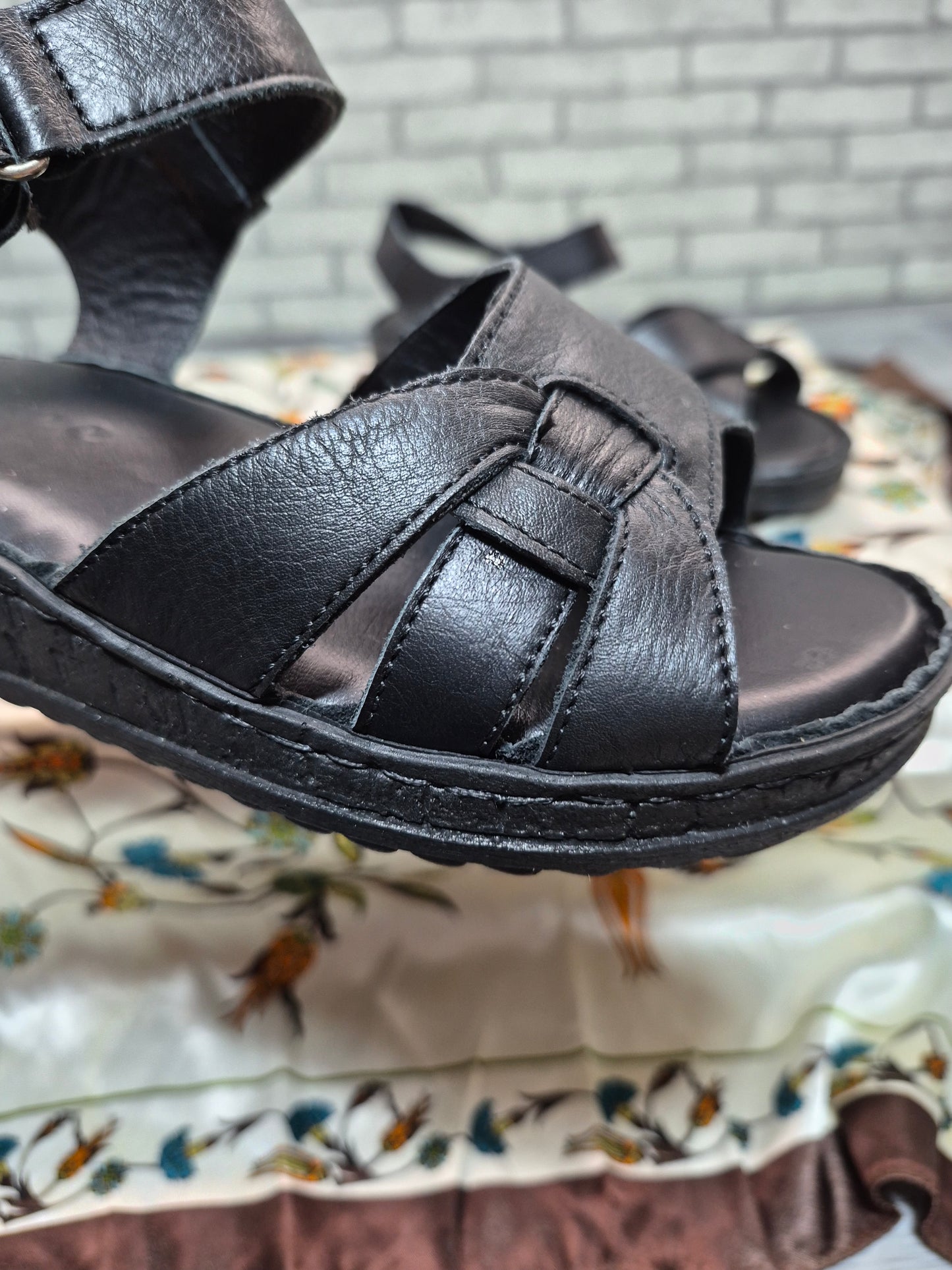 Siyah (yan motif) deri kadın sandalet