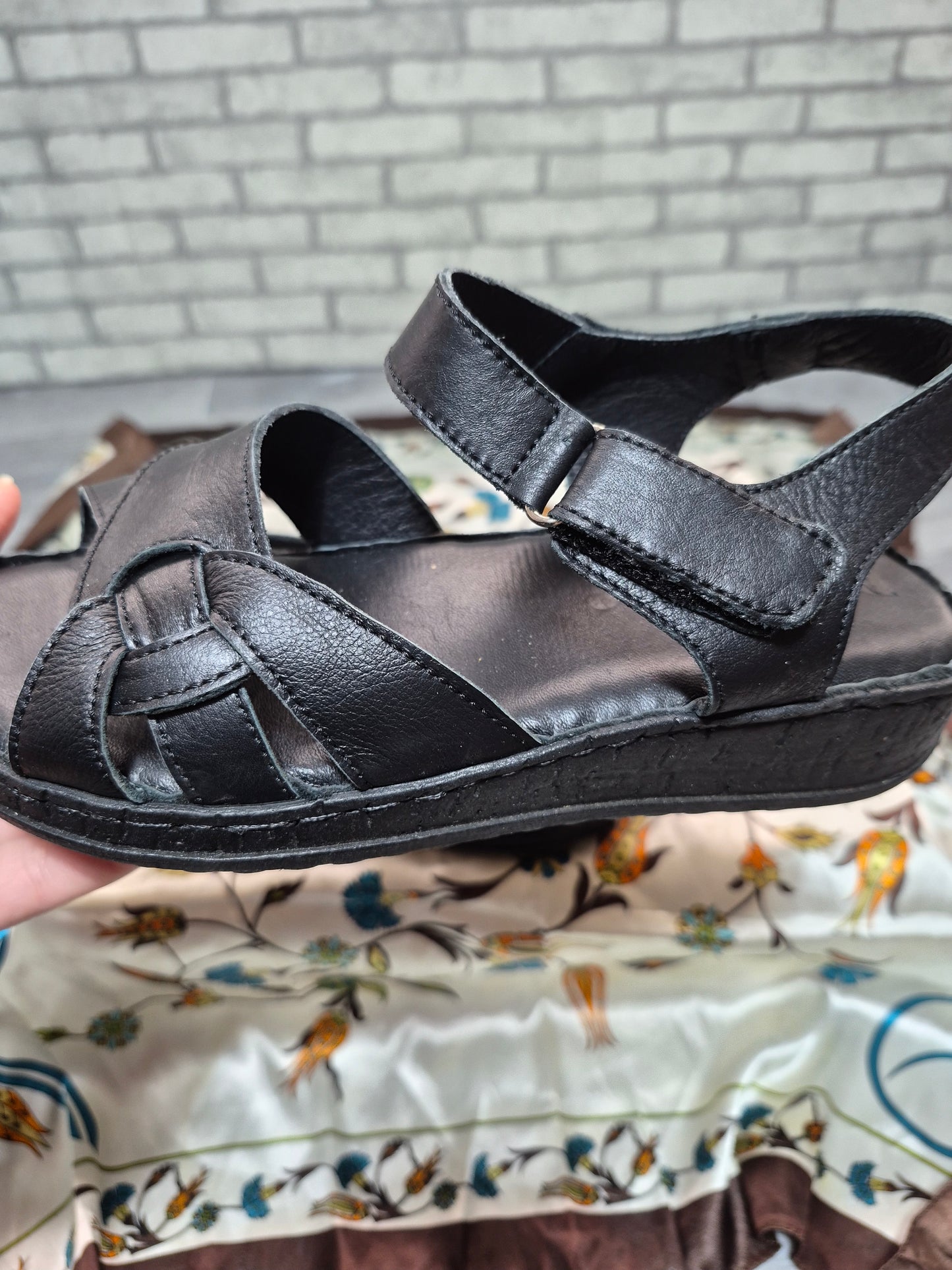 Siyah (yan motif) deri kadın sandalet