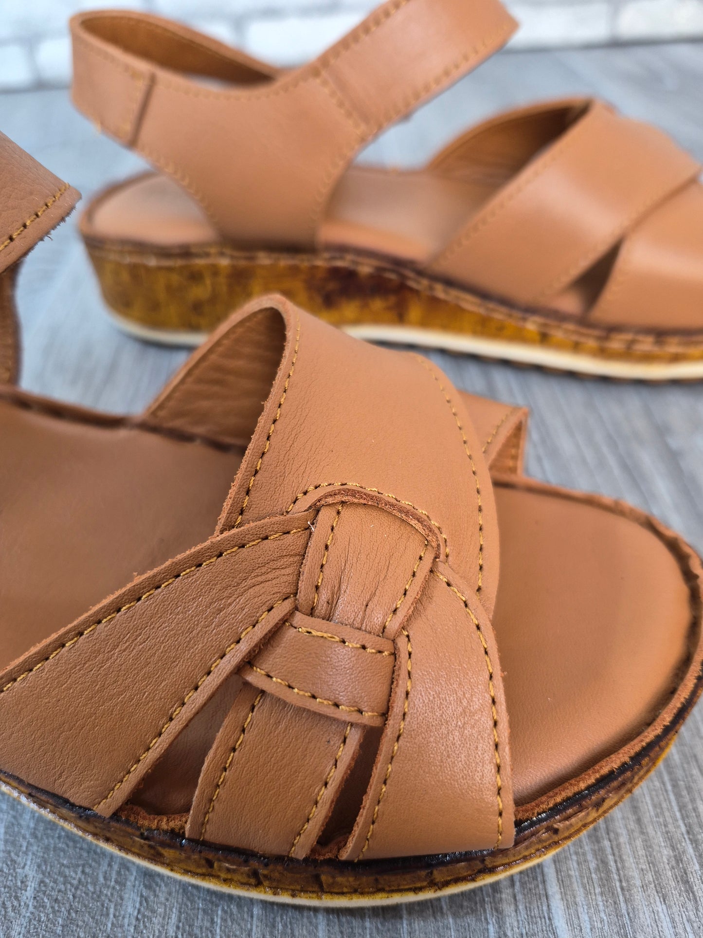 Taba (yan motif) ortopedik tabanlı deri sandalet