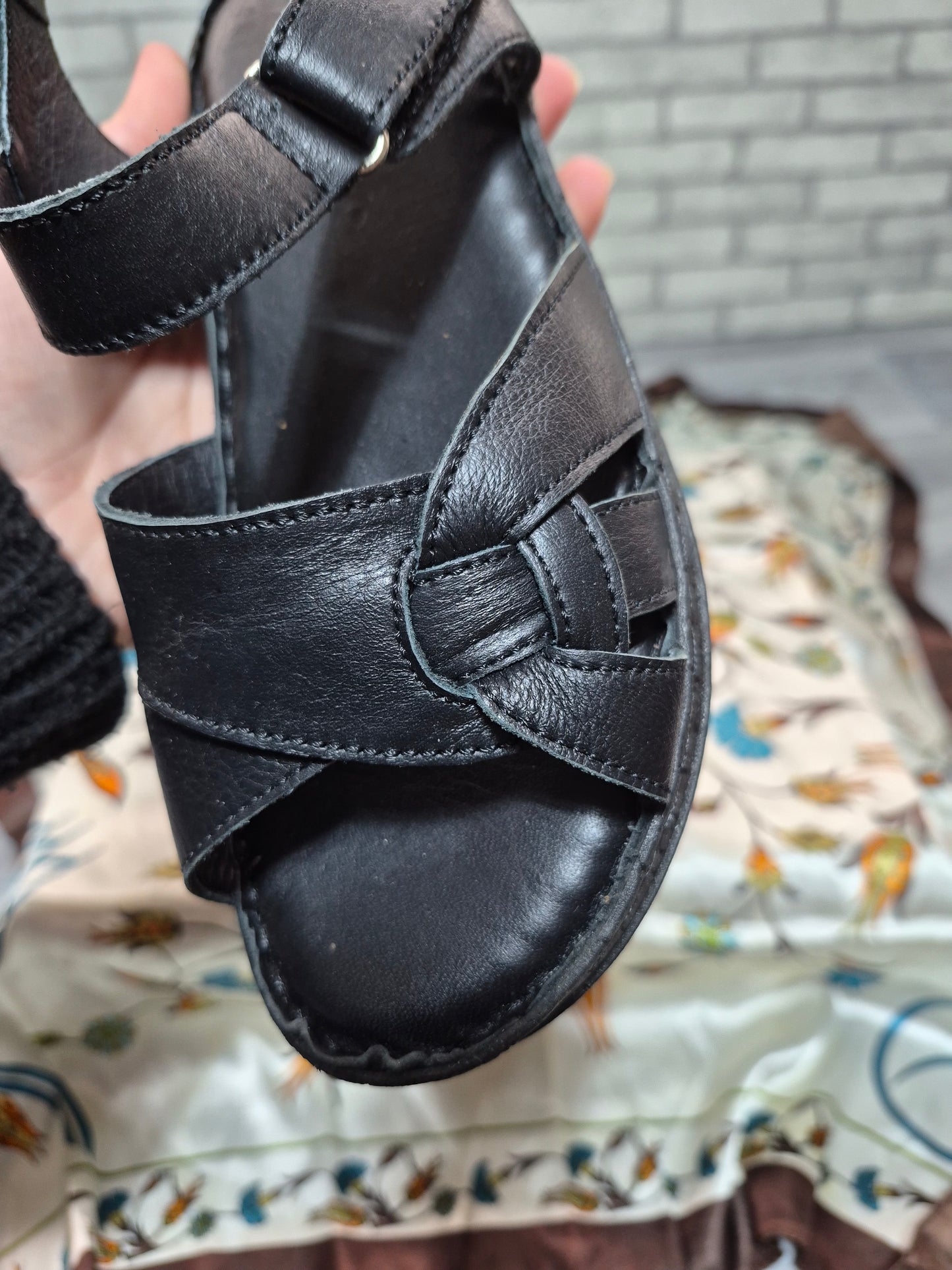 Siyah (yan motif) deri kadın sandalet
